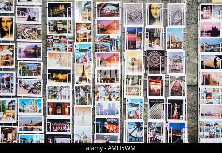 Postkarten auf dem Display außerhalb ein Souvenirladen, Paris, Frankreich Stockfoto