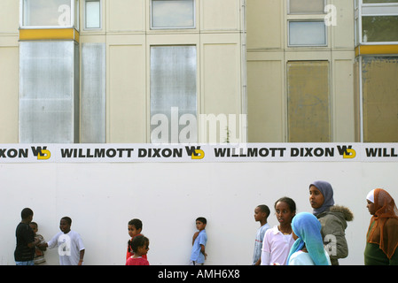 Kinder, vor allem aus Somalia, neben vernagelten Wohnungen, Rayners Lane Estate, London, UK. 2006. Stockfoto