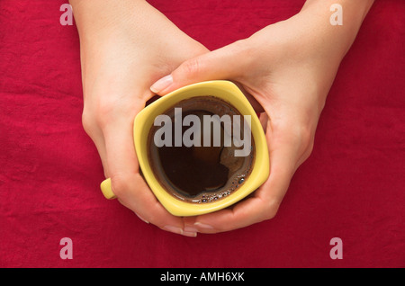 Womans Hände halten Tasse schwarzen Kaffee Stockfoto