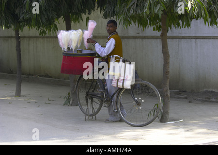 Zuckerwatte Verkäufer in Panchsheel Park, New Delhi, warten in der Nähe einer Grundschule für seine jungen Kunden. Stockfoto