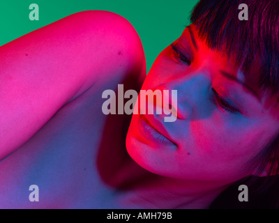 Atmosphärische Farbe Porträt der Frau in Farbe Stockfoto