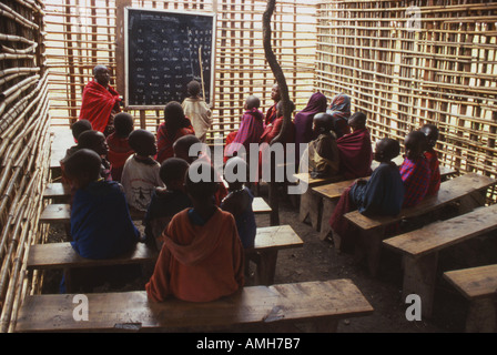 Kinder in der Schule in einem Masai Dorf Ngorongoro Nationalpark Tansania Stockfoto