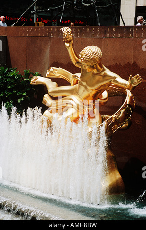 Paul Manship Statue der griechischen Sage Prometheus und Brunnen außerhalb des Rockefeller Center, New York, USA Stockfoto