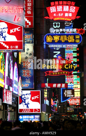Kommerziellen Neon Werbeschilder entlang der Nanjing Donglu Lu in Shanghai China Stockfoto