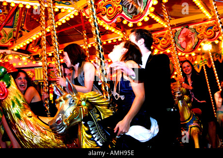 Studenten an einer Universität Oxford Ball auf ein traditionelles frohe gehen rund Stockfoto