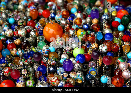 leuchtend bunte Perlen, Ohrringe & Schmuck an ein Display Stand in Shanghai China Stockfoto