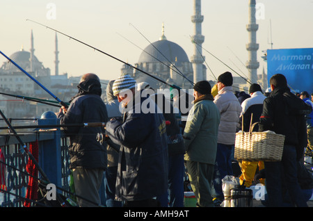 ISTANBUL-Linie Fischen am Goldenen Horn von der Galata-Brücke, mit der (neuen) Yeni-Moschee hinter. 2007. Stockfoto