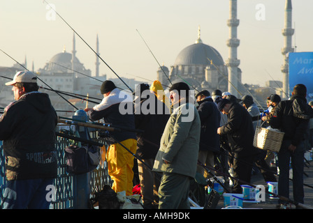 ISTANBUL-Linie Fischen am Goldenen Horn von der Galata-Brücke, mit der (neuen) Yeni-Moschee hinter. 2007. Stockfoto