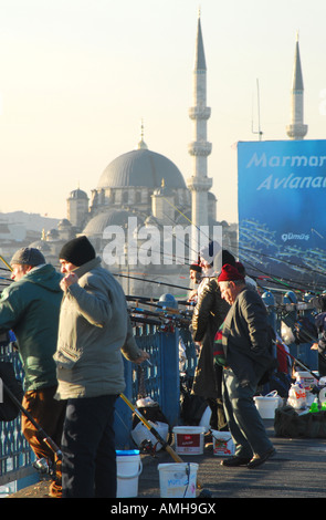 ISTANBUL-Linie Fischen am Goldenen Horn von der Galata-Brücke, mit der (neuen) Yeni-Moschee hinter. 2007. Stockfoto