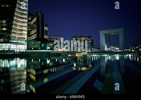 Le Grande Arche in der Nacht, La Défense, Paris, Frankreich Stockfoto