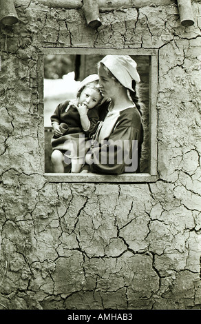 Eine Rekonstruktion einer 15. Jahrhundert Gauner Hütte aus Holz, Schlamm und Stroh hergestellt. Stockfoto