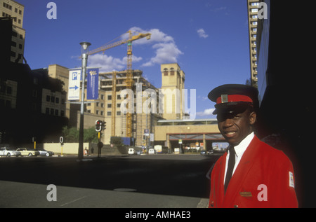 Ein Wachmann im Dienst außerhalb einen Parkplatz in der Nähe von Nelson Mandela Square Sandton Stadt Johannesburg in Südafrika Stockfoto