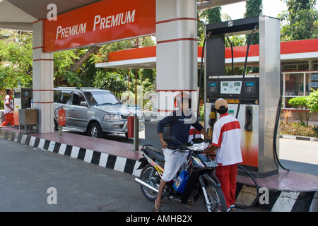 Motobrike füllt sich mit Benzin an einer Preimum Tankstelle Bali-Indonesien Stockfoto