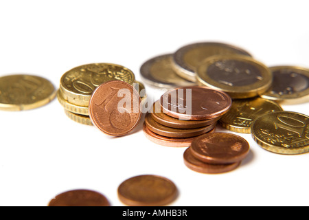 Nahaufnahme von verschiedenen europäischen Münzen auf weißem Hintergrund Stockfoto
