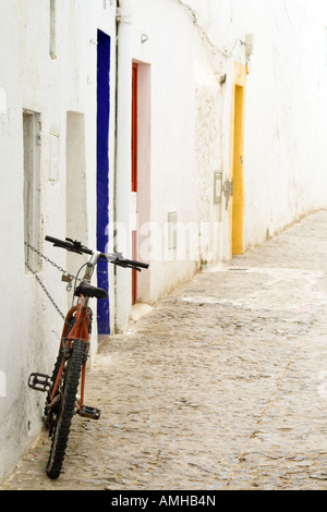 Mountainbike vor bunten Hauseingänge mit weißen Häusern am Backstreet Eivissa, die Hauptstadt der Insel Ibiza, Spanien Stockfoto