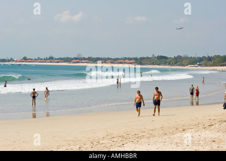 Anreise Flugzeug Strand Jimbaran Bay Bali Indonesien Stockfoto