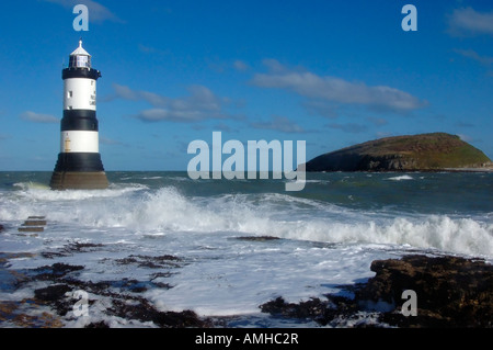 Trwyn Du Leuchtturm und Puffin Insel aka Priestholm Ynys Seiriol an Penmon Punkt Anglesey North Wales Stockfoto