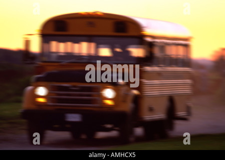 Schulbus bei Sonnenuntergang Stockfoto