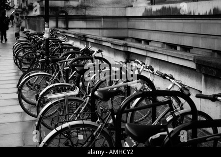 Reihe von Fahrräder geparkt in der Nähe von Street, London, England Stockfoto