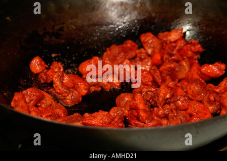 Unter Rühren braten Huhn im Wok gekocht wird Stockfoto