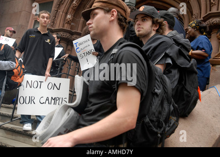 Am Columbia University Teachers College Studenten sammeln außerhalb der Schule zu protestieren, die baumelt einer Schlinge Stockfoto