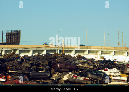 Schrott-Metall-Recycler auf Newtown Creek Trennung von Brooklyn und Queens County in New York mit der Long Island Expressway dahinter Stockfoto