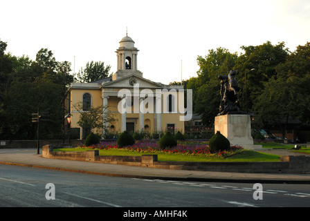 Statue des Hl. Georg tötet den Drachen und die Kirche des Hl. Johannes der Täufer Johannes Holz. London Stockfoto
