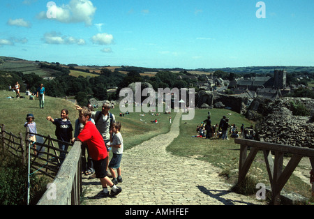 Familie Corfe Castle Aussicht in Richtung des Dorfes aus dem Burgtor Stockfoto