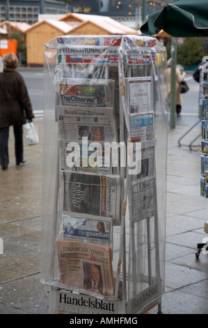 Zeitungen auf einen outdoor News stehen unter Kunststoff zum Schutz vor dem Regen Berlin Deutschland Stockfoto