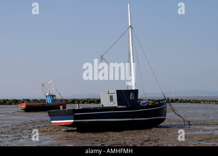 Kleine Fischerboote verankert in Morecambe Bay Stockfoto