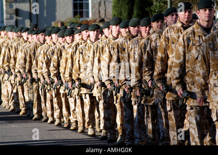 Linie der marschierenden Soldaten The Rifles eine Elite Schützenregiment Parade in Salisbury Wiltshire England Stockfoto