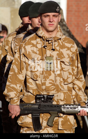 Linie der marschierenden Soldaten The Rifles eine Elite Schützenregiment Parade in Salisbury Wiltshire England Stockfoto