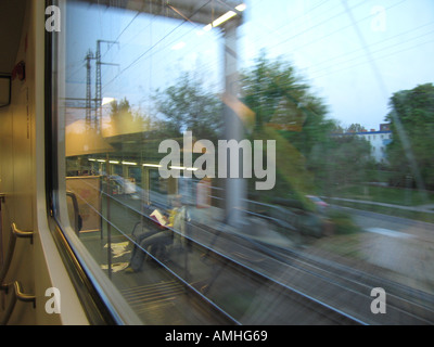 Blick aus einem Zugfenster einmal quer durch Berlin Deutschland Reflexionen im Glasfenster Stockfoto
