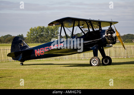 Boeing D75N1 PT27 Stearman Kaydet auf dem Display bei Goodwood Revival Meeting, Sussex, UK. Stockfoto