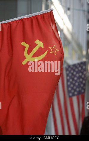 Red Hammer und Sichel der UDSSR Flagge neben uns Sterne und Streifen im Randbereich von Berlin Stockfoto