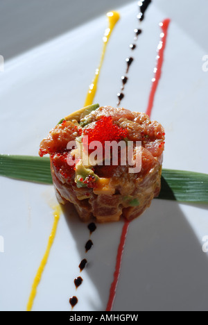 Thunfisch-Tartar mit einer Vorspeise Lachs Roe-topping Stockfoto