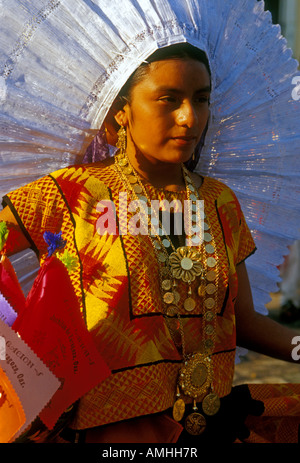 1, 1, mexikanische Frau, junge Frau, kostümierte Tänzer, Tänzerin, Guelaguetza Festival, Oaxaca, Oaxaca de Juárez, Oaxaca, Mexiko Stockfoto