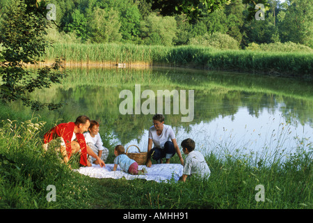 Familien-Picknick in der Nähe von Landschaft Teich in Bayern, Deutschland Stockfoto