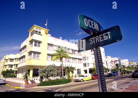 A Straßenszene von Art Déco und alte Autos im Abschnitt South Beach von Miami Beach Stockfoto