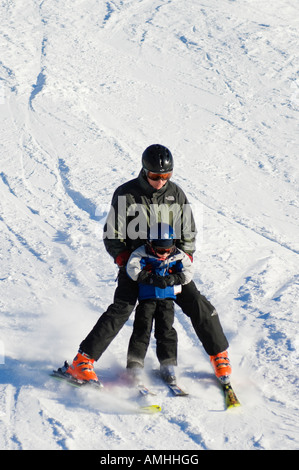 Vater Sohn der Lehre zum Skifahren in Whistler Blackcomb Ski Resort British Columbia Kanada Stockfoto