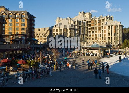 Hotels und Geschäfte auf dem Hauptplatz in Whistler Village in Whistler Blackcomb Ski Resort British Columbia Kanada Stockfoto