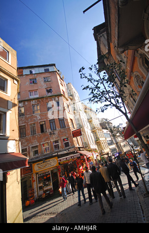 ISTANBUL, TÜRKEI. Beyoglu Straßenszene in der Nähe der Galata-Turm. 2007. Stockfoto