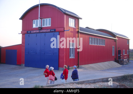 Gruppe von Frauen im Chat außerhalb Caister am Meer Rettungsstation Norfolk England Stockfoto