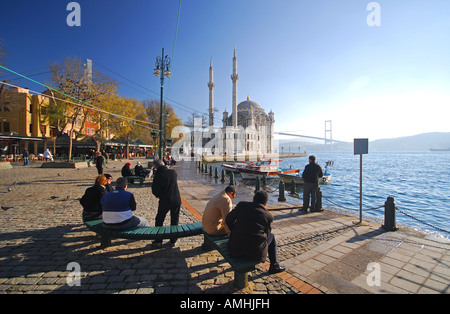 ISTANBUL, TÜRKEI. Der Bosporus Waterfront in Ortaköy mit dem Mecidiye Moschee und die erste Bosporusbrücke hinter. Stockfoto