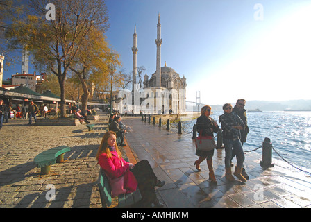 ISTANBUL, TÜRKEI. Blick auf Bosporus Ufer in Ortaköy mit dem Mecidiye Moschee und die erste Bosporusbrücke hinter. 2007. Stockfoto