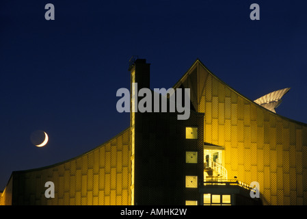 Berlin. Philharmonie bei Nacht mit Mond. Stockfoto