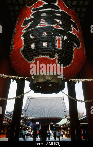 Tokyo Japan die zehn Fuß hohe rote Papierlaterne hängt vom Donner-Tor am Eingang zu den Senso Ji buddhistische Tempelanlage Stockfoto