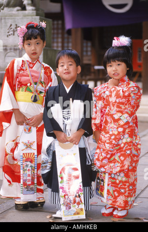 Kinder in Kimonos an Kitano Jinja Schrein während Festivals in Kyoto Japan gekleidet Stockfoto