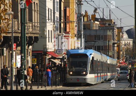 ISTANBUL Modern Straßenbahn auf Divan Yolu in Sultanahmet. 2007. Stockfoto