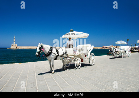 Pferd und Wagen Line-up an der Waterfront von Chania auf der griechischen Insel Kreta Stockfoto